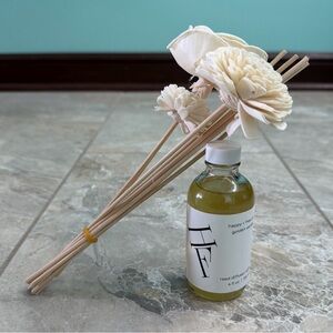 Floral Reed Diffuser with Cream Flowers - Golden Vanilla Scent